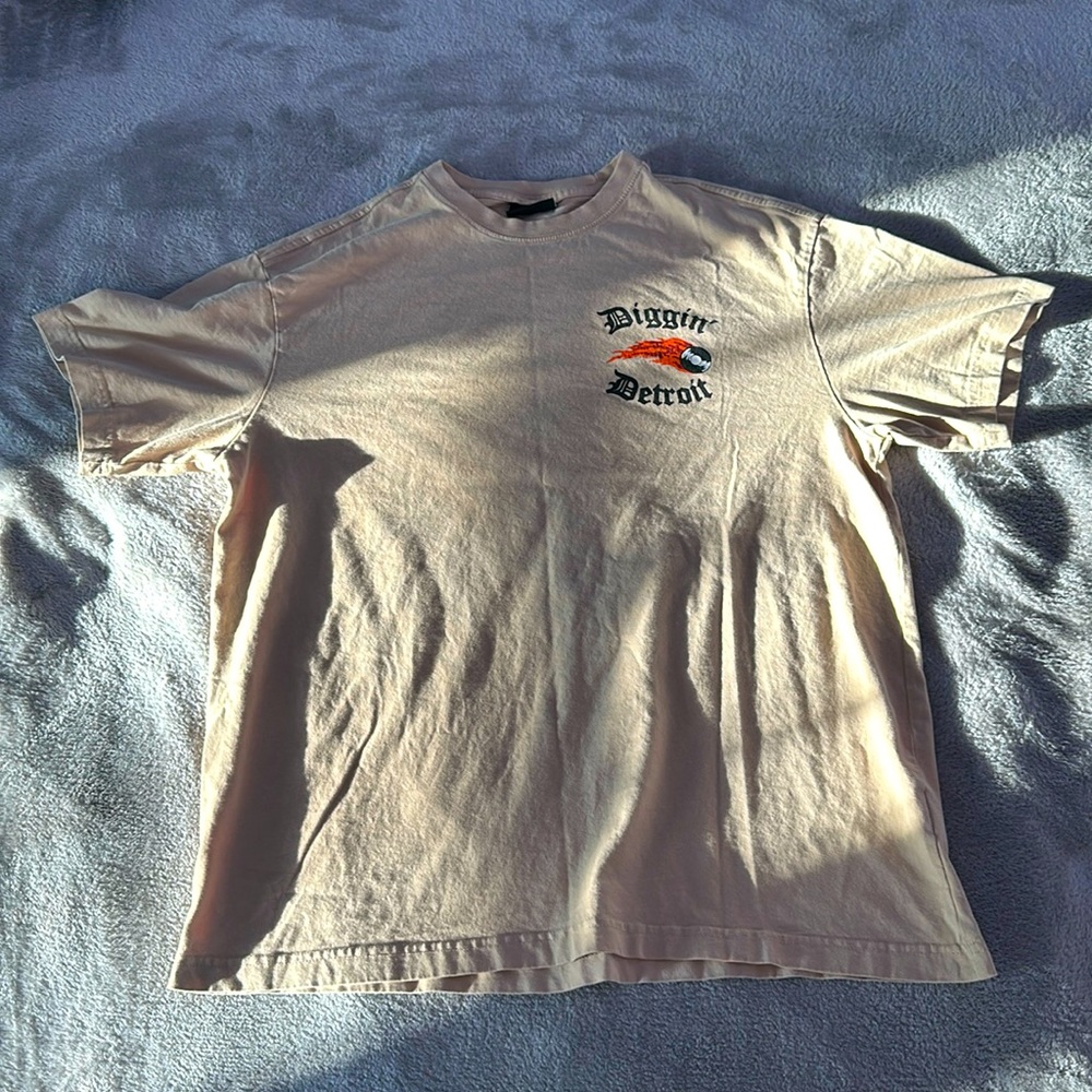 Tan Graphic Tee, light use, great condition, streetwear, h&m, relaxed fit.